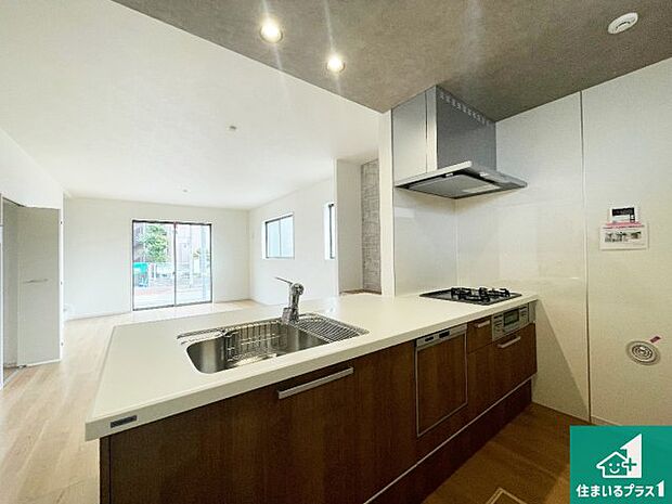 リビングと統一感があり、使い勝手のいいキッチン。広々としているので、二人並んで作業が出来ちゃいます。お子様と一緒に色々なお料理に挑戦できるスペースがあります。