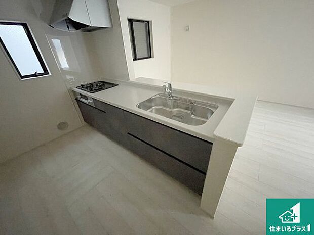 子供を見守りながらお料理が出来るため家族のコミュニケーションか増えます♪スペースが広く確保されている為お子様が大きくなったときは一緒に料理を楽しめます♪