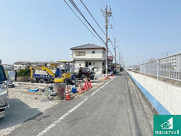 ゆったりと足を伸ばせる浴室は一日の疲れを癒してくれる大切な空間です。小窓も付いており換気も行えます。浴室乾燥機も設置しているので、雨の日の洗濯物も安心です♪