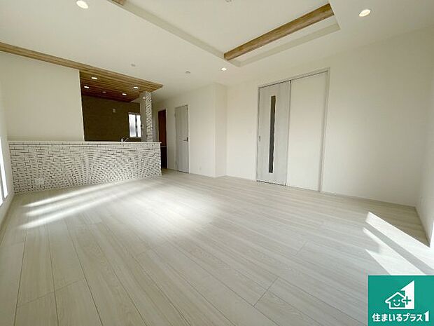 シンプルなリビングは、観葉植物等のインテリアを楽しめますね！パパ好みにも、ママ好みにも家具次第で雰囲気を変えることができます！