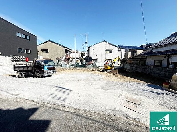 周辺は落ち着いた街並みの住宅地!子育てがしやすい住環境です!まだ未完成ですが、現地でしかわからない事もございます。是非一度ご覧ください。