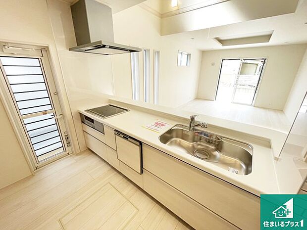 リビングと統一感があり、使い勝手のいいキッチン。広々としているので、二人並んで作業が出来ちゃいます。お子様と一緒に色々なお料理に挑戦できるスペースがあります。