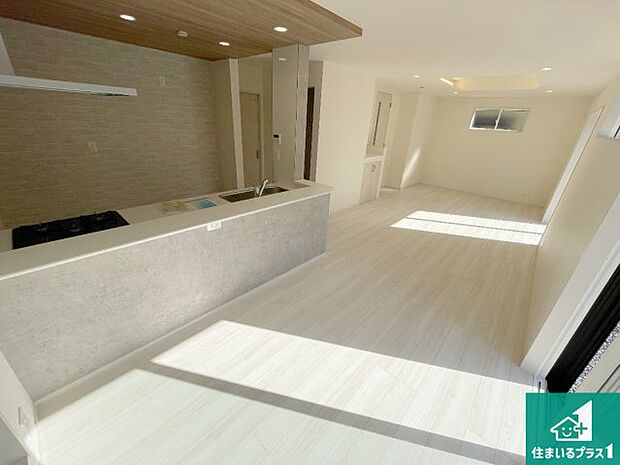 日当たり良好の明るいリビングで朝の目覚めもスッキリできそう!対面キッチンでご家族のコミュニケーションも自然と増える設計!小さなお子様が遊ぶスペースを作っても広々とくつろげるLDK!