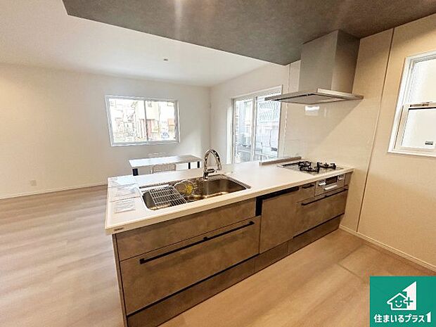 子供を見守りながらお料理が出来るため家族のコミュニケーションか増えます♪スペースが広く確保されている為お子様が大きくなったときは一緒に料理を楽しめます♪