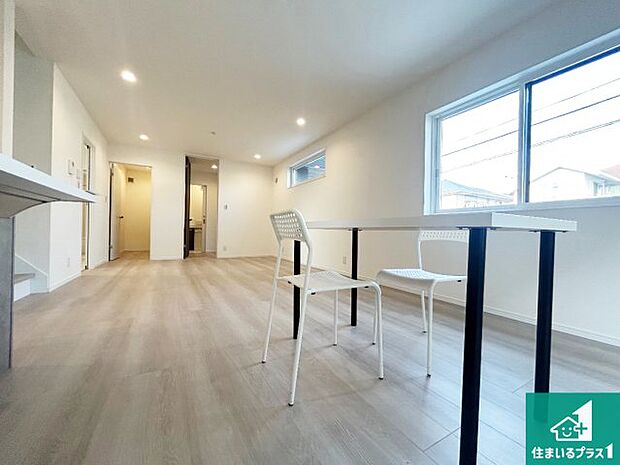 明るいリビングで朝の目覚めもスッキリできそう!対面キッチンでご家族のコミュニケーションも自然と増える設計!小さなお子様が遊ぶスペースを作っても広々とくつろげるLDK!