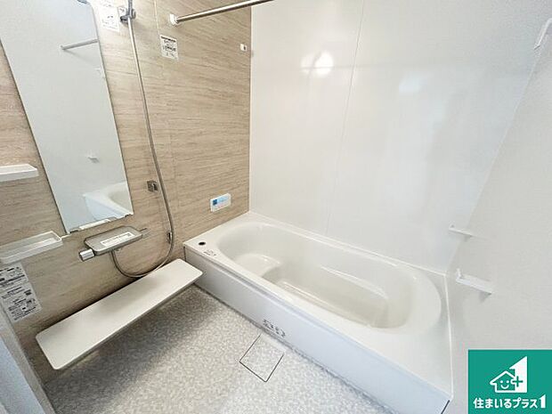 足をゆったり伸ばして寛げる浴槽です。窓が設けられていますので差し込む光が明るく穏やかな雰囲気にしてくれます♪浴室乾燥機も設置しているので、雨の日の洗濯物も安心です♪