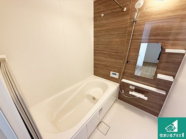 足をゆったり伸ばして寛げる浴槽です。窓が設けられていますので差し込む光が明るく穏やかな雰囲気にしてくれます♪浴室乾燥機も設置しているので、雨の日の洗濯物も安心です♪