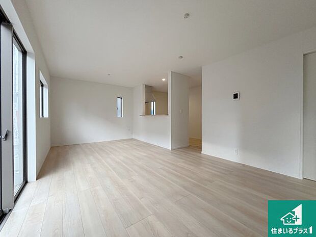 シンプルなリビングは、観葉植物等のインテリアを楽しめますね!パパ好みにも、ママ好みにも家具次第で雰囲気を変えることができます!