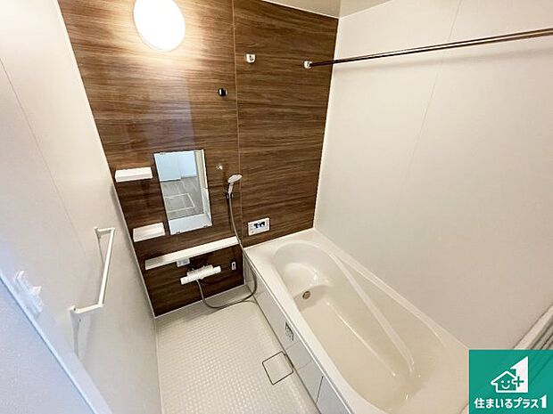 ゆったりと足を伸ばせる浴室は一日の疲れを癒してくれる大切な空間です。浴室乾燥機も設置しているので、雨の日の洗濯物も安心です♪