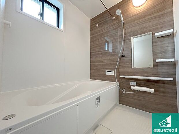 足をゆったり伸ばして寛げる浴槽です。窓が設けられていますので差し込む光が明るく穏やかな雰囲気にしてくれます♪浴室乾燥機も設置しているので、雨の日の洗濯物も安心です♪