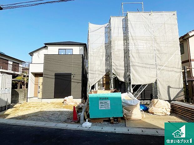 周辺は落ち着いた街並みの住宅地!子育てがしやすい住環境です!まだ未完成ですが、現地でしかわからない事もございます。是非一度ご覧ください。