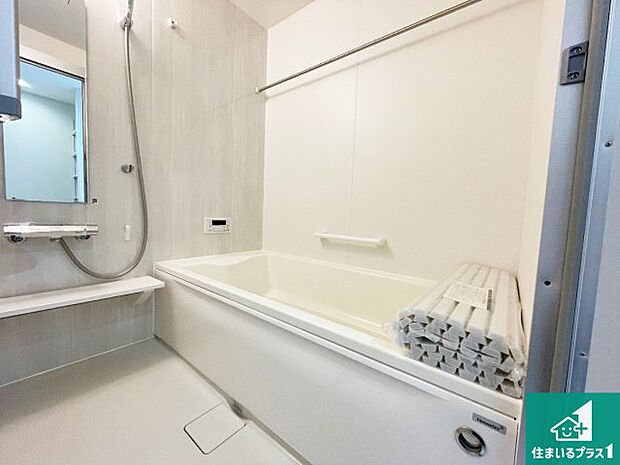 足をゆったり伸ばして寛げる浴槽です。窓が設けられていますので差し込む光が明るく穏やかな雰囲気にしてくれます♪浴室乾燥機も設置しているので、雨の日の洗濯物も安心です♪