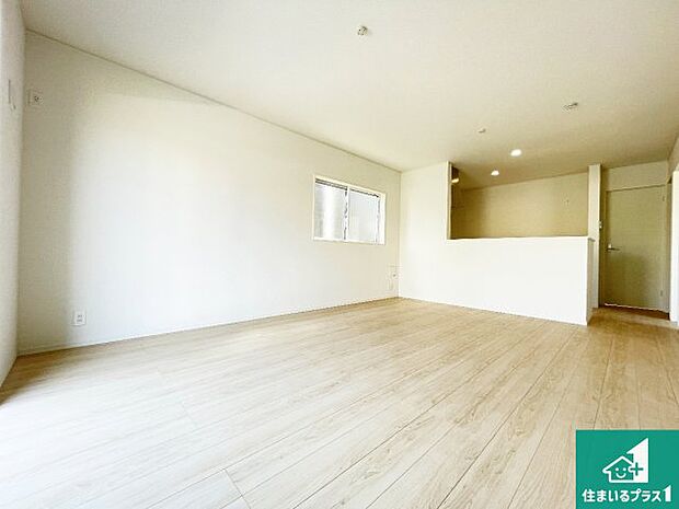 日当たり良好の明るいリビングで朝の目覚めもスッキリできそう!対面キッチンでご家族のコミュニケーションも自然と増える設計!小さなお子様が遊ぶスペースを作っても広々とくつろげるLDK!