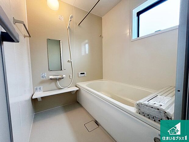 足をゆったり伸ばして寛げる浴槽です。窓が設けられていますので差し込む光が明るく穏やかな雰囲気にしてくれます♪浴室乾燥機も設置しているので、雨の日の洗濯物も安心です♪