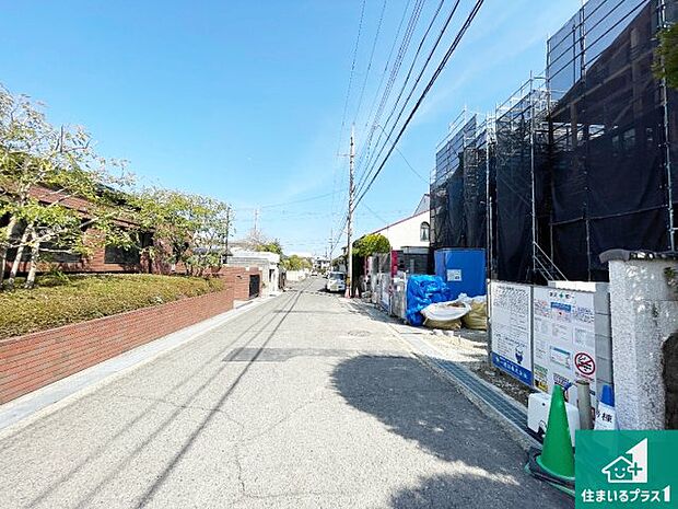 周辺は閑静な住宅街です。前面道路もしっかりと有りますので車の出し入れも安心ですよ!