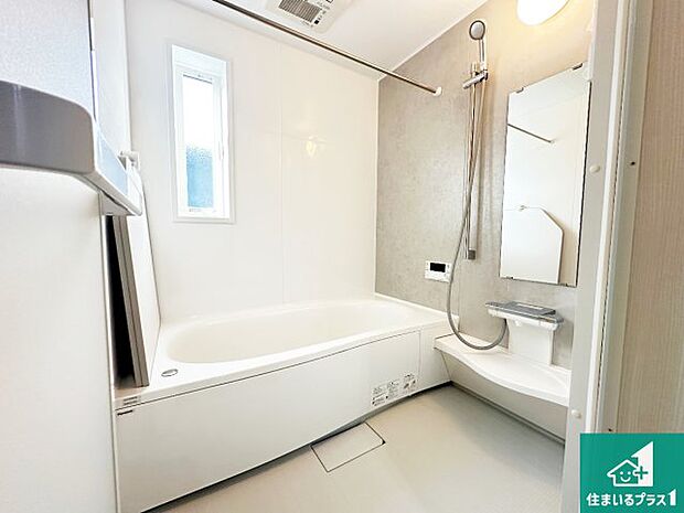 足をゆったり伸ばして寛げる浴槽です。窓が設けられていますので差し込む光が明るく穏やかな雰囲気にしてくれます♪浴室乾燥機も設置しているので、雨の日の洗濯物も安心です♪