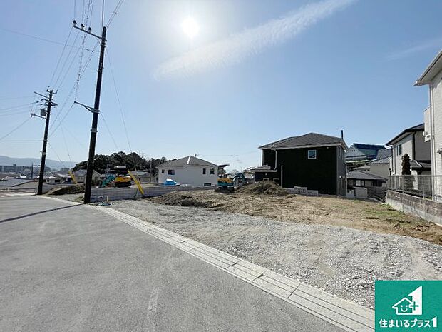 周辺は閑静な住宅街です。前面道路もしっかりと有りますので車の出し入れも安心ですよ!