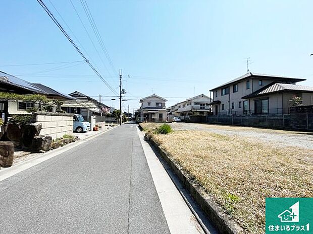 周辺は閑静な住宅街です。前面道路もしっかりと有りますので車の出し入れも安心ですよ!