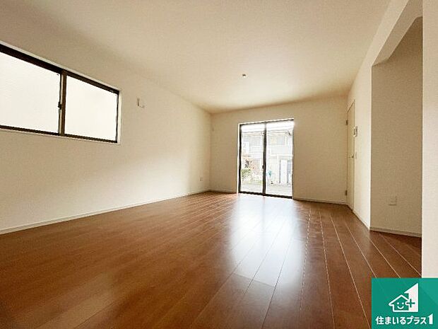 明るいリビングで朝の目覚めもスッキリできそう!対面キッチンでご家族のコミュニケーションも自然と増える設計!小さなお子様が遊ぶスペースを作っても広々とくつろげるLDK!