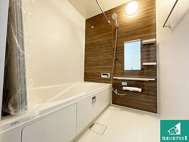 足をゆったり伸ばして寛げる浴槽です。窓が設けられていますので差し込む光が明るく穏やかな雰囲気にしてくれます♪浴室乾燥機も設置しているので、雨の日の洗濯物も安心です♪