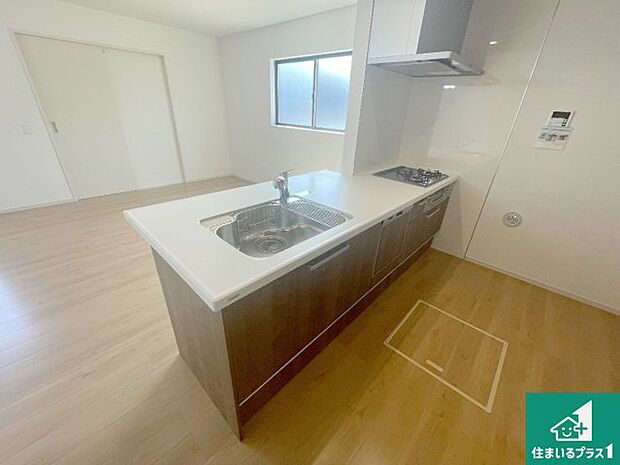 リビングと統一感があり、使い勝手のいいキッチン。広々としているので、二人並んで作業が出来ちゃいます。お子様と一緒に色々なお料理に挑戦できるスペースがあります。