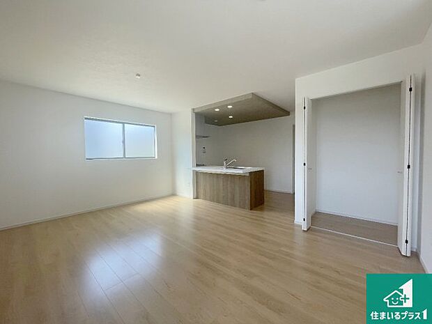 明るいリビングで朝の目覚めもスッキリできそう!対面キッチンでご家族のコミュニケーションも自然と増える設計!小さなお子様が遊ぶスペースを作っても広々とくつろげるLDK!