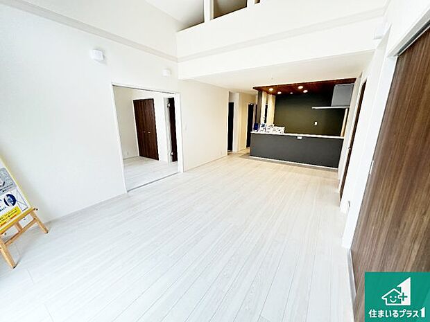 周辺は落ち着いた街並みの住宅地!子育てがしやすい住環境です!まだ未完成ですが、現地でしかわからない事もございます。是非一度ご覧ください。