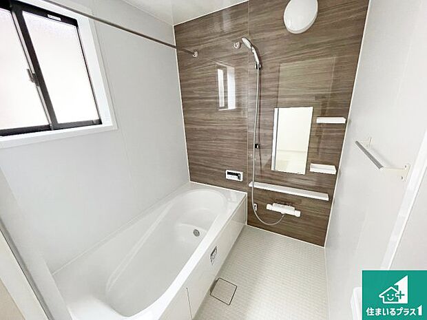 足をゆったり伸ばして寛げる浴槽です。窓が設けられていますので差し込む光が明るく穏やかな雰囲気にしてくれます♪浴室乾燥機も設置しているので、雨の日の洗濯物も安心です♪