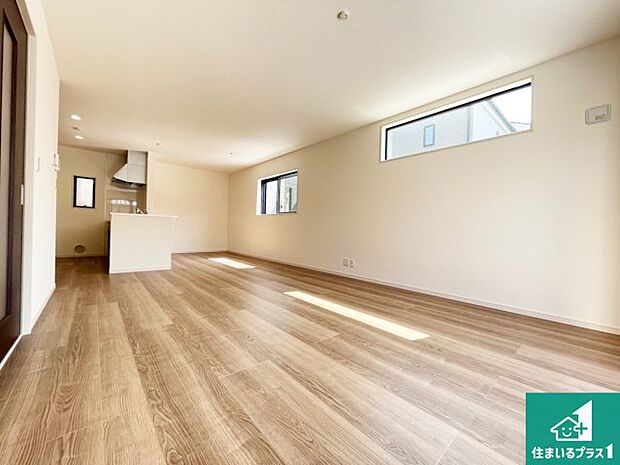 シンプルなリビングは、観葉植物等のインテリアを楽しめますね!パパ好みにも、ママ好みにも家具次第で雰囲気を変えることができます!