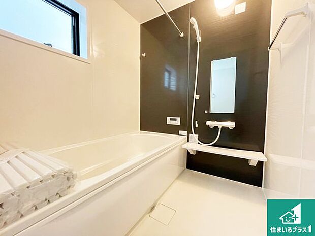 足をゆったり伸ばして寛げる浴槽です。窓が設けられていますので差し込む光が明るく穏やかな雰囲気にしてくれます♪浴室乾燥機も設置しているので、雨の日の洗濯物も安心です♪