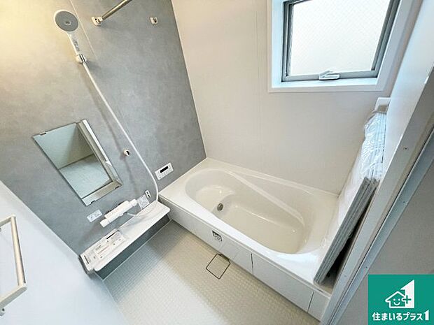 足をゆったり伸ばして寛げる浴槽です。窓が設けられていますので差し込む光が明るく穏やかな雰囲気にしてくれます♪浴室乾燥機も設置しているので、雨の日の洗濯物も安心です♪