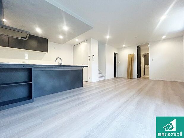 日当たり良好の明るいリビングで朝の目覚めもスッキリできそう!対面キッチンでご家族のコミュニケーションも自然と増える設計!小さなお子様が遊ぶスペースを作っても広々とくつろげるLDK!