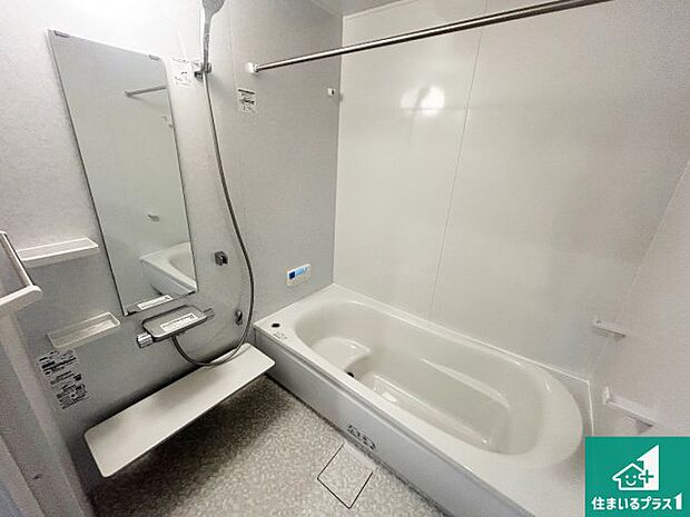 足をゆったり伸ばして寛げる浴槽です。窓が設けられていますので差し込む光が明るく穏やかな雰囲気にしてくれます♪浴室乾燥機も設置しているので、雨の日の洗濯物も安心です♪