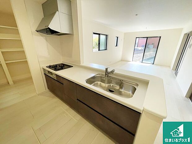 リビングと統一感があり、使い勝手のいいキッチン。広々としているので、二人並んで作業が出来ちゃいます。お子様と一緒に色々なお料理に挑戦できるスペースがあります。