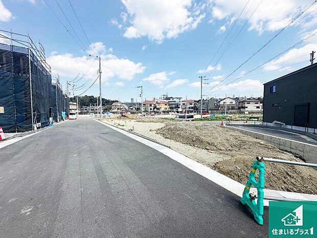 周辺は閑静な住宅街です。前面道路もしっかりと有りますので車の出し入れも安心ですよ！