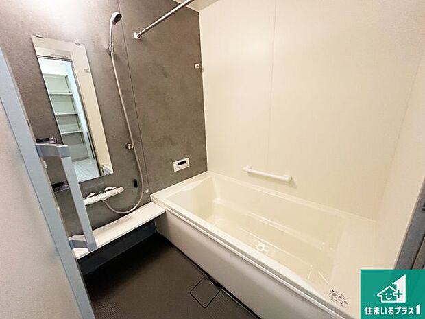 ゆったりと足を伸ばせる浴室は一日の疲れを癒してくれる大切な空間です。浴室乾燥機も設置しているので、雨の日の洗濯物も安心です♪