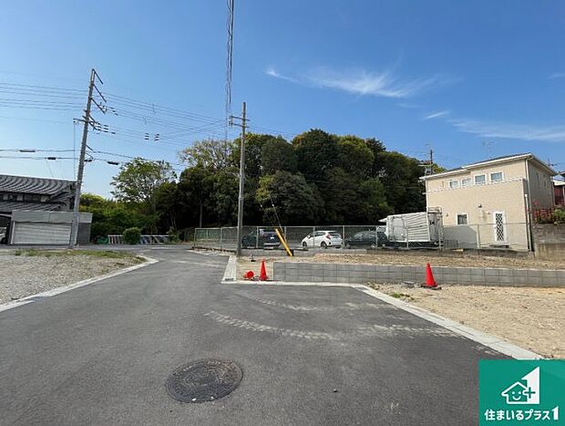 周辺は閑静な住宅街です。前面道路もしっかりと有りますので車の出し入れも安心ですよ！