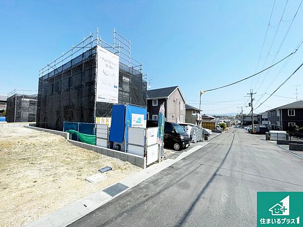 周辺は閑静な住宅街です。前面道路もしっかりと有りますので車の出し入れも安心ですよ！