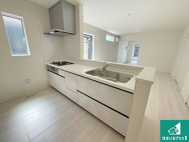 明るいリビングで朝の目覚めもスッキリできそう！対面キッチンでご家族のコミュニケーションも自然と増える設計！小さなお子様が遊ぶスペースを作っても広々とくつろげるLDK！