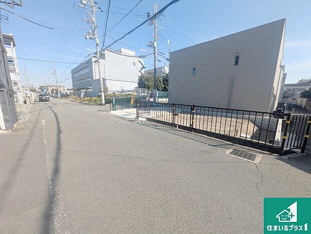 周辺は落ち着いた街並みの住宅地!子育てがしやすい住環境です!まだ未完成ですが、現地でしかわからない事もございます。是非一度ご覧ください。