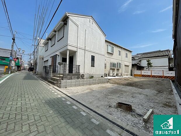 周辺は閑静な住宅街です。前面道路もしっかりと有りますので車の出し入れも安心ですよ！