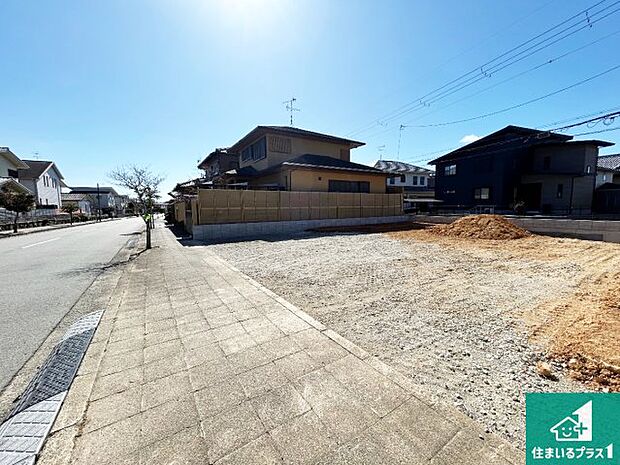 周辺は落ち着いた街並みの住宅地！子育てがしやすい住環境です！まだ未完成ですが、現地でしかわからない事もございます。是非一度ご覧ください。