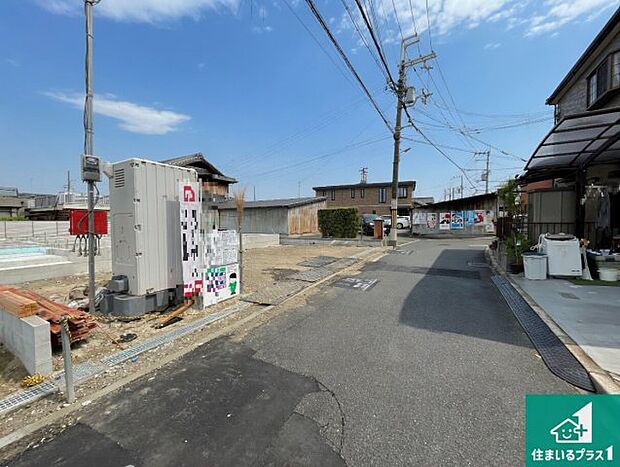 周辺は落ち着いた街並みの住宅地!子育てがしやすい住環境です!まだ未完成ですが、現地でしかわからない事もございます。是非一度ご覧ください。
