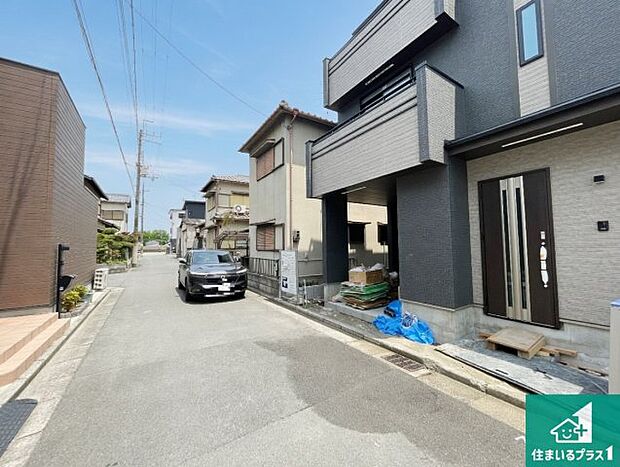 周辺は落ち着いた街並みの住宅地!子育てがしやすい住環境です!まだ未完成ですが、現地でしかわからない事もございます。是非一度ご覧ください。