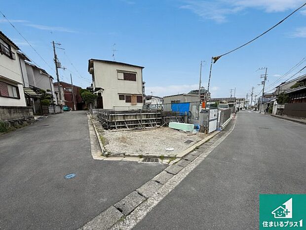 周辺は落ち着いた街並みの住宅地!子育てがしやすい住環境です!まだ未完成ですが、現地でしかわからない事もございます。是非一度ご覧ください。