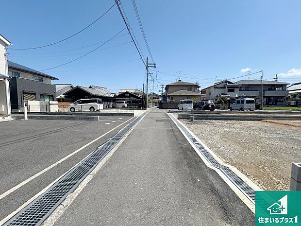 周辺は落ち着いた街並みの住宅地!子育てがしやすい住環境です!まだ未完成ですが、現地でしかわからない事もございます。是非一度ご覧ください。
