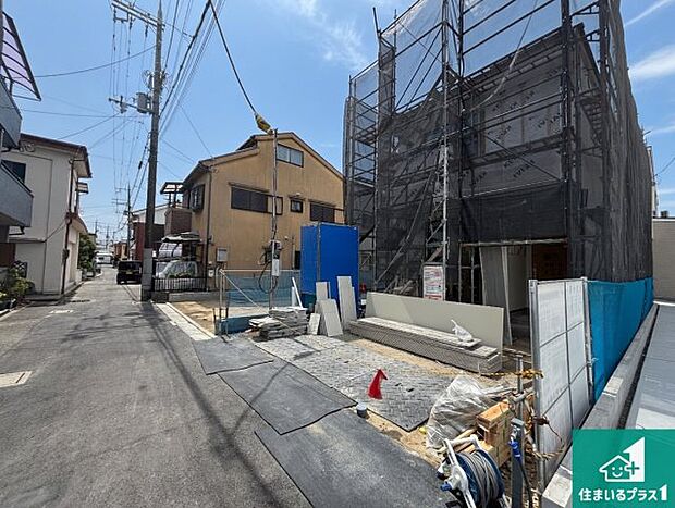 周辺は落ち着いた街並みの住宅地!子育てがしやすい住環境です!まだ未完成ですが、現地でしかわからない事もございます。是非一度ご覧ください。
