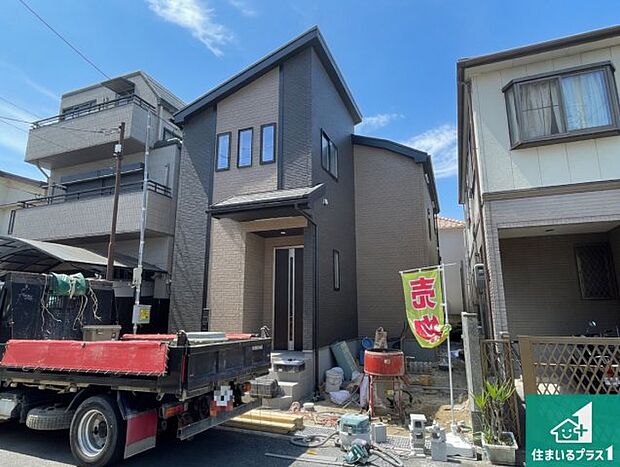 周辺は落ち着いた街並みの住宅地!子育てがしやすい住環境です!まだ未完成ですが、現地でしかわからない事もございます。是非一度ご覧ください。