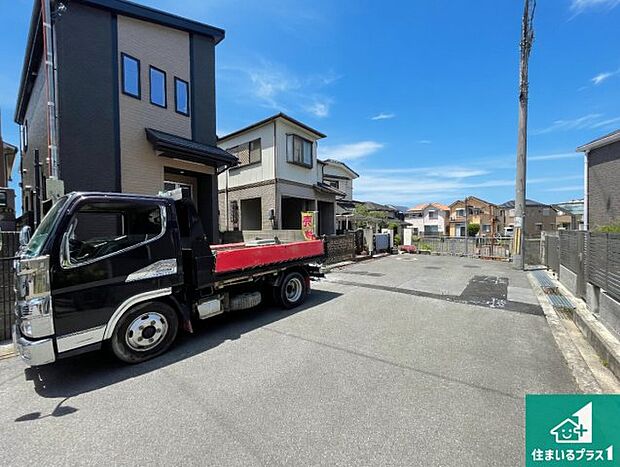 周辺は落ち着いた街並みの住宅地!子育てがしやすい住環境です!まだ未完成ですが、現地でしかわからない事もございます。是非一度ご覧ください。