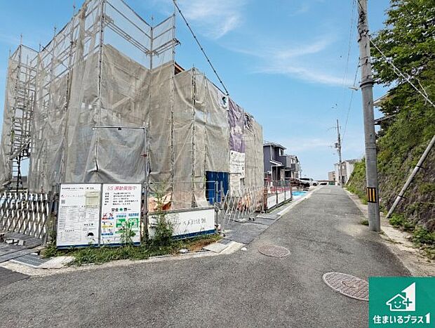 周辺は落ち着いた街並みの住宅地!子育てがしやすい住環境です!まだ未完成ですが、現地でしかわからない事もございます。是非一度ご覧ください。